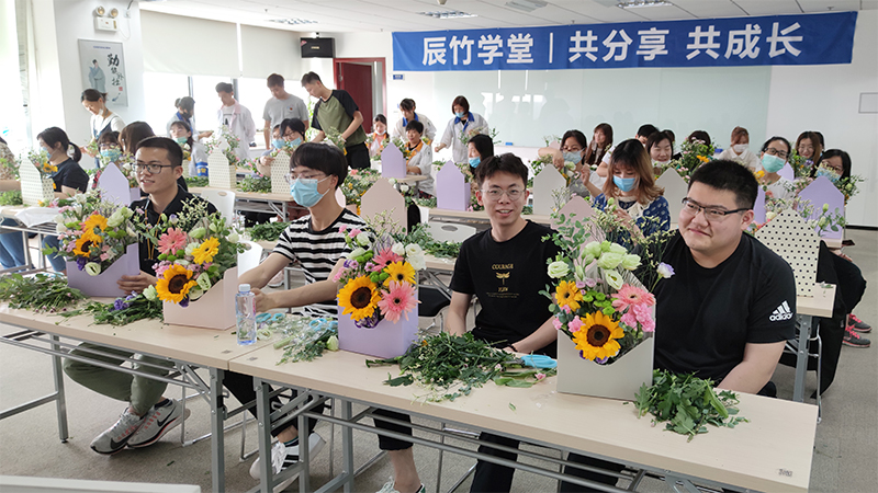 多样化福利 | 辰竹学堂“午间花艺”精彩纷呈